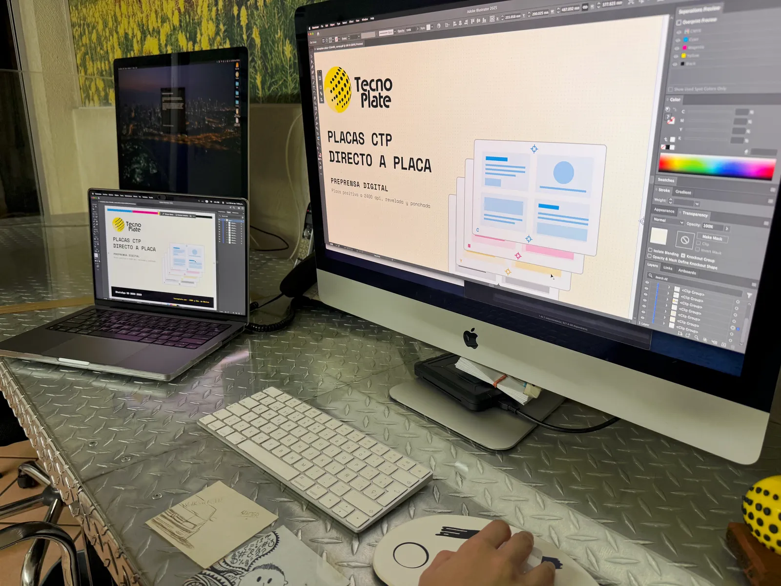 Estación de trabajo de un diseñador de Tecnoplate, con el archivo abierto en Illustrator sobre la mesa de trabajo antes de mandarlo a placa
